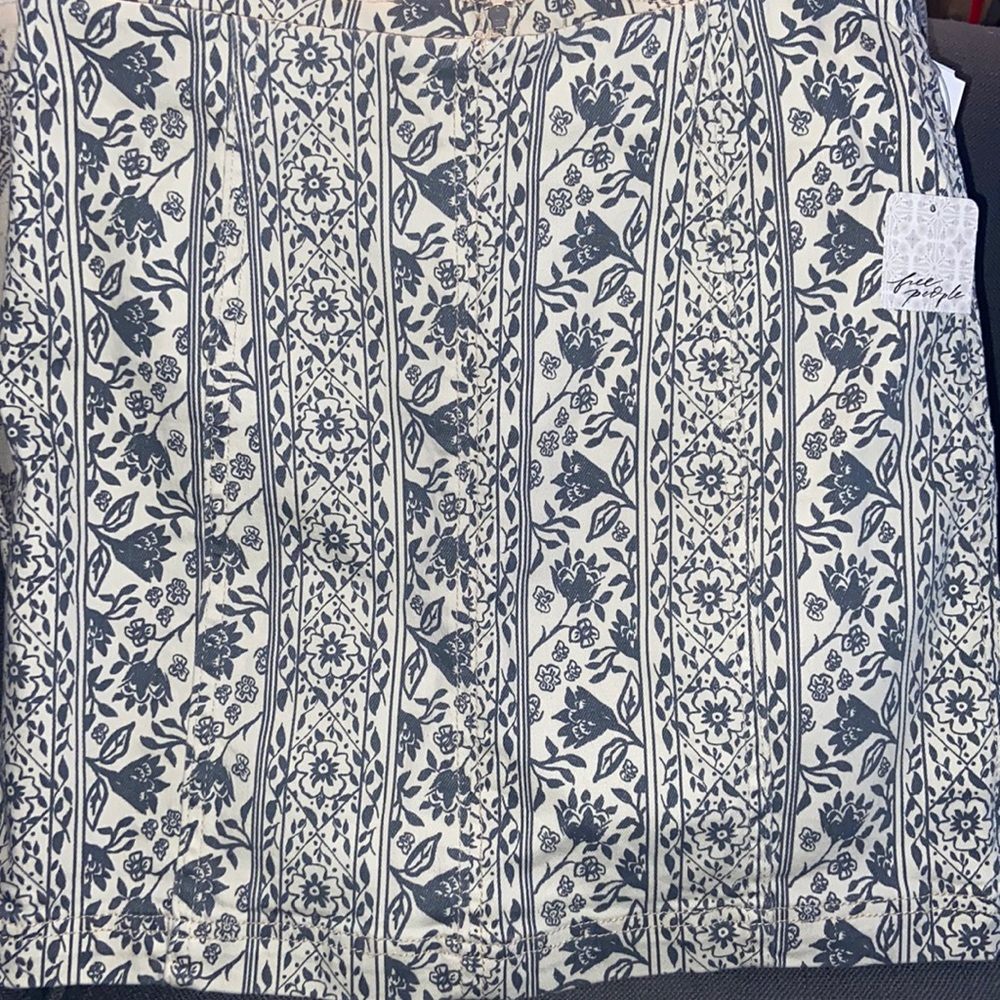 Free People Jean Mini Skirt. Brand New! Never worn! Size 6